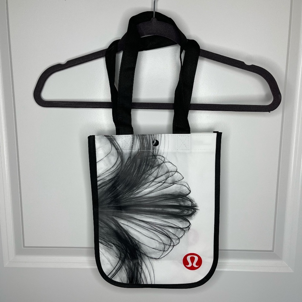 lululemon athletica, Ebb & Flow Racerback Bra,  Black, size 4 - Picture 4 of 6